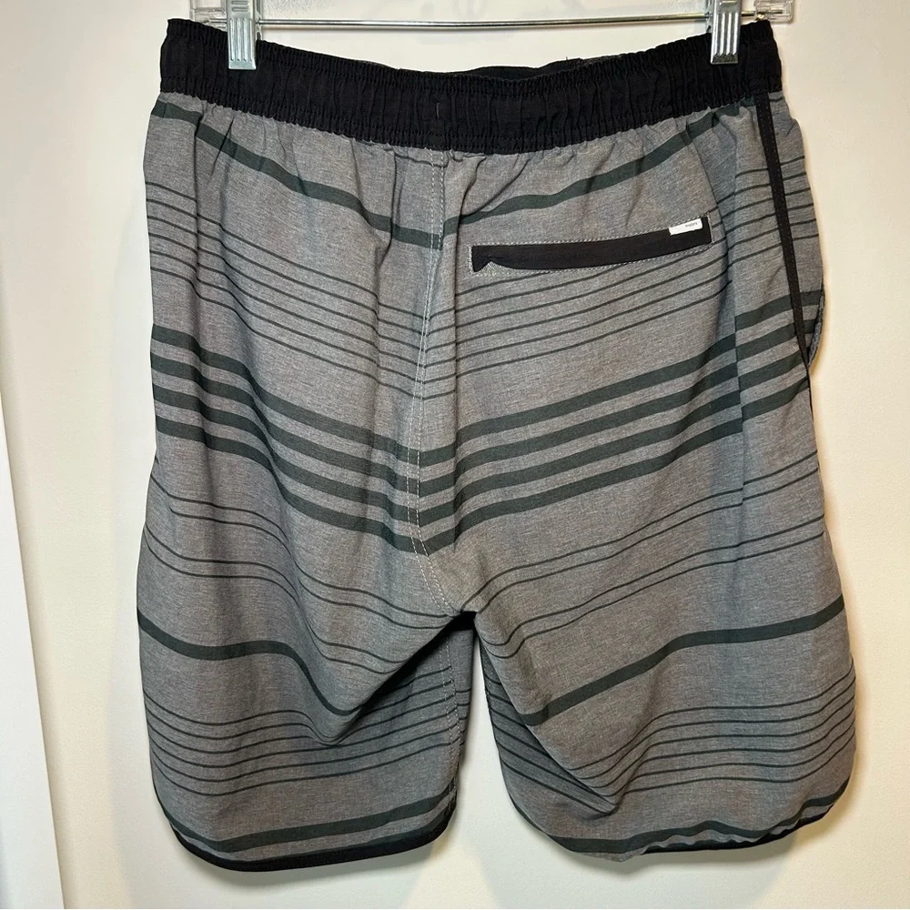 Vuori Banks Short Grey with Green Stripe Size Medium - Picture 5 of 9